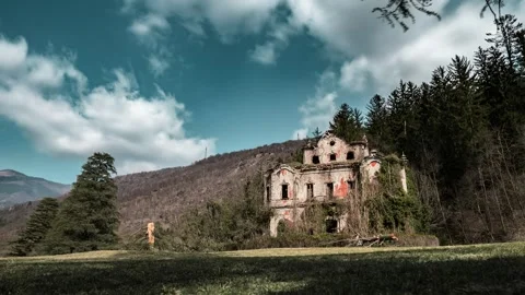 Daytime Timelapse of Abandoned Villa De Vecchi Haunted Mansion in Lecco Vídeos de archivo 345046066