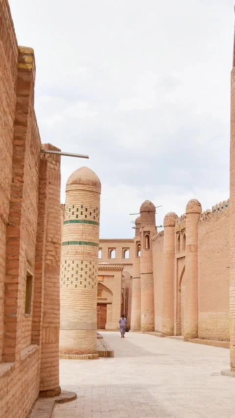 Daytime timelapse of the massive mud-brick fortress walls of Itchan Kala in.. Stockbeeldmateriaal 333837007