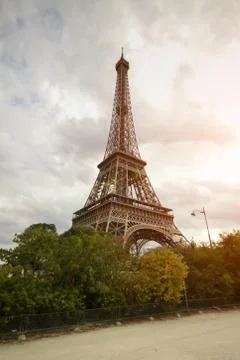 Daytime view from below the Eiffel Tower, sunset, green bushes Foto stock