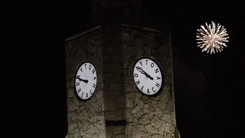 Daytona Beach clock tower has fireworks exploding behind it. 库存影片 101651498