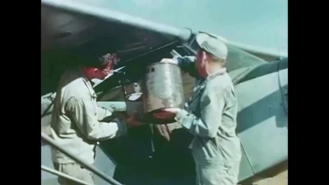 DDT is distributed via plane and pocket atomizer in the 1940s. Vídeo Stock 141600358