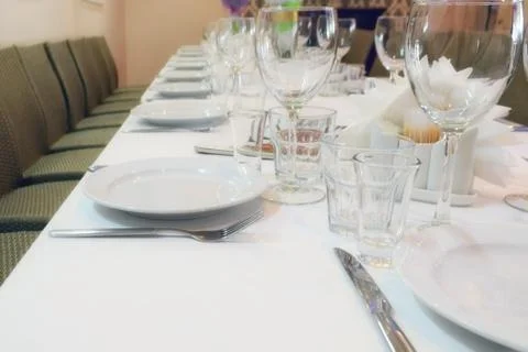 De-focused serving a restaurant table before the banquet. Foto stock