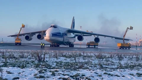 De-icing of an antonov an-124 Stock Footage 228367789