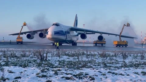De-icing of an antonov an-124 Stock Footage 228367790