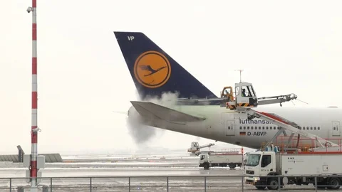 De-icing of a Lufthansa Boeing 747 Видео 71307969