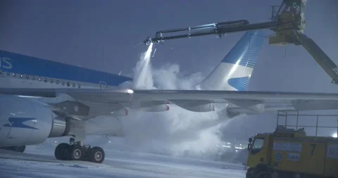 De-icing a plane Stock Footage 148394101