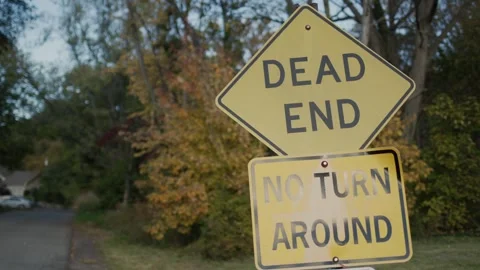 Dead end and no turn around road signs in suburban area with trees and hous.. Stock Footage 334595214