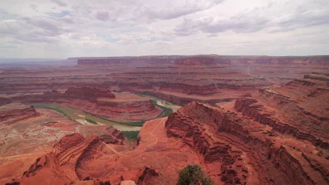 Dead Horse Point State Park Utah Canyon Overlook with River Bend and Red Cliffs. 스톡 동영상 342491159