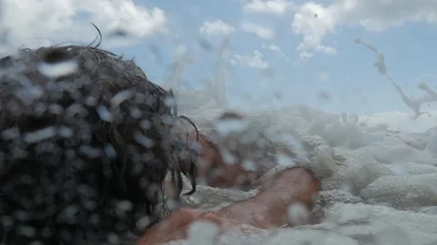 Dead man on beach 库存影片 94526544
