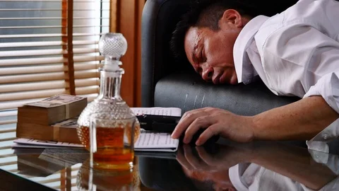 Dead man on the sofa after commiting suicide Vídeo Stock 97561783