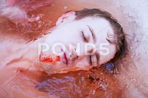 Dead man's face with a bloody wound in water Stock-Fotos