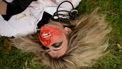 Dead zombie on the ground Vídeos de archivo 69204614