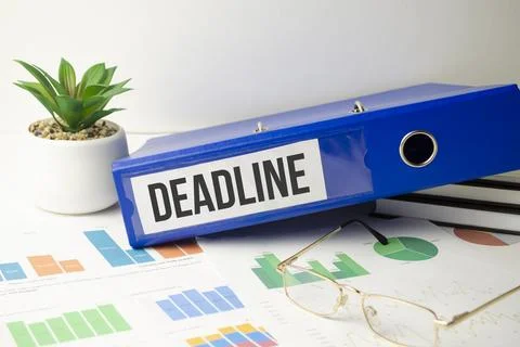 DEADLINE text on the paper folder with pen. Business concept Foto stock