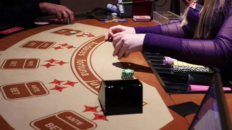The dealer distributes chips at the gaming table. Stickman hands closeup Vídeo Stock 166155606