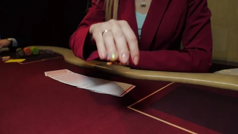 Dealer throws chips on poker table, slow motion. Chips close-up. Casino gamble. Vídeo Stock 104863644