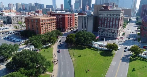 Dealey Plaza and the Old Red Courthouse panoramic diagonal view in Dallas 스톡 동영상 79875662
