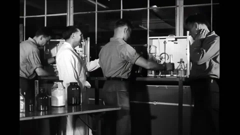 DEARBORN - 1945 - Sailors learn how to test feed waters for chemical impurities Vidéo 308104392