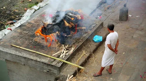 Death corpse burning fire, cremation ceremony, pashupatinath temple, kathmandu, Stock Footage 32421930