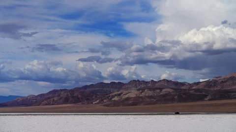 Death Valley National Park Devils Golf Course Salt Flats and Colorful Mountains. Vidéo 338259287