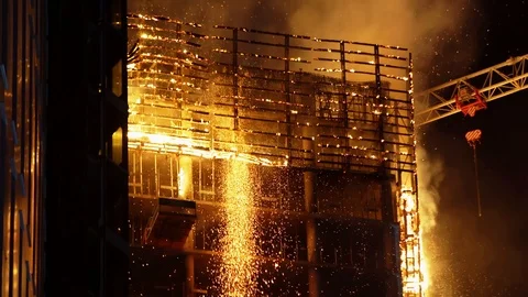 Debris &amp; Embers Are Sent Falling From A Hub Building On Fire In Warsaw, Vidéo 109421020
