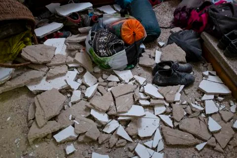 Debris fallen from the ceiling of a house cover objects of daily life Foto stock