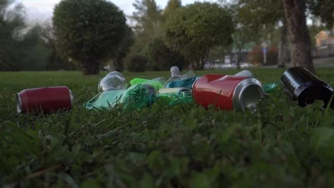 Debris falls to the ground Vidéo 120090266