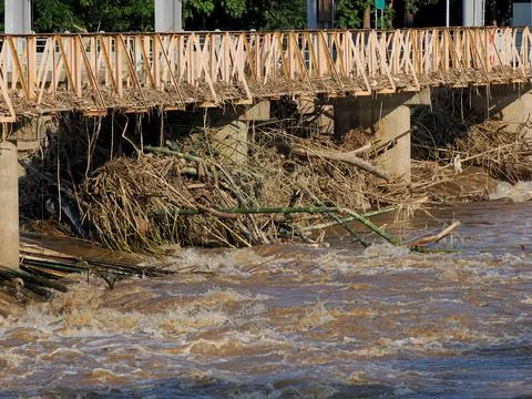 Debris from the violent flash floods stuck to the bridge. Stock-Fotos