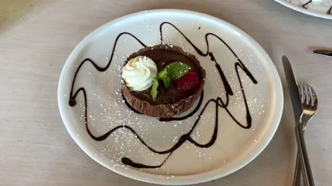 A decadent chocolate mousse pie –rich and creamy dessert. Vídeo Stock 314386873