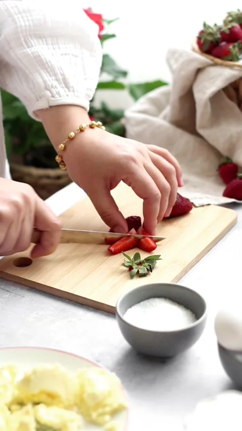 Decadent Delight: Perfect Strawberry Cake Preparation Stock Footage 300065455