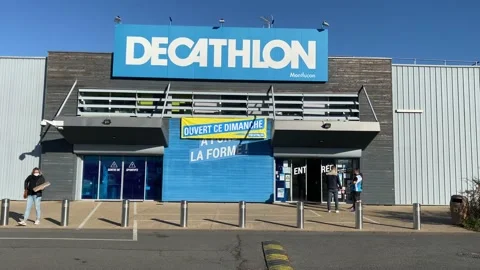 Decathlon Super store - largest sporting goods retailer in the world Vídeo Stock 167231127