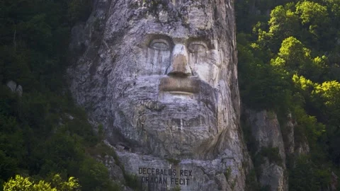 Decebalus Rex closeup, interesting rock face statue next to Danube Vídeo Stock 201421827