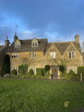 December 13 2025 Bourton on the Water Cotswolds England Stone Cottage View Foto stock