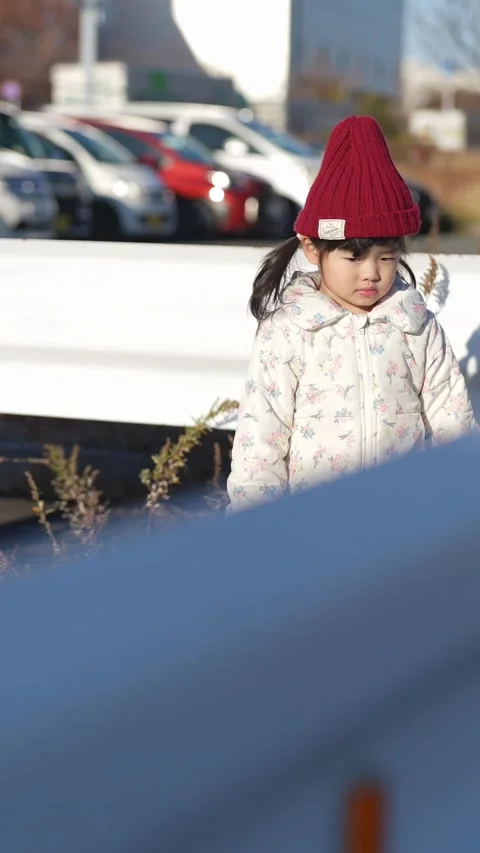 In December 2024, a 3-year-old Japanese girl spends a winter evening surrounded Vídeo Stock 297018809