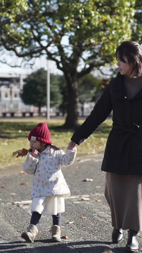 In December 2024, a Japanese parent and child, a 3-year-old girl and her 30-year Vídeo Stock 297031553