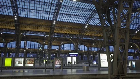 December 23, 2023. Leipzig, Germany. Leipzig Hauptbahnhof innen am Abend zur Stock Footage 262188706