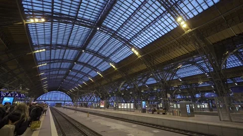 December 23, 2023. Leipzig, Germany. Leipzig Hauptbahnhof innen am Abend zur Stock Footage 262188769