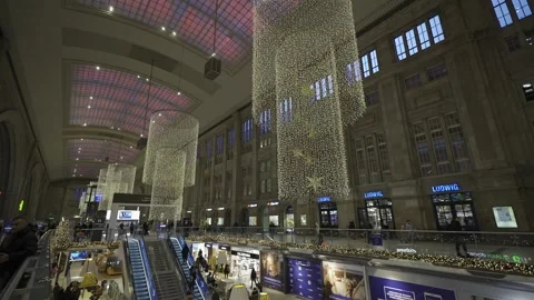 December 23, 2023. Leipzig, Germany. Leipzig Hauptbahnhof innen am Abend zur Stock Footage 262188803