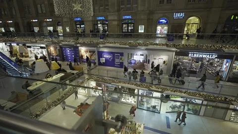 December 23, 2023. Leipzig, Germany. Leipzig Hauptbahnhof innen am Abend zur Stock Footage 262188852
