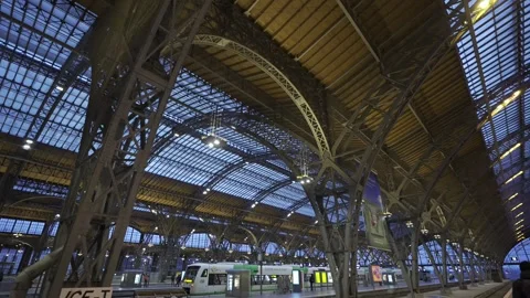 December 23, 2023. Leipzig, Germany. Leipzig Hauptbahnhof innen am Abend zur Stock-Footage 262188902
