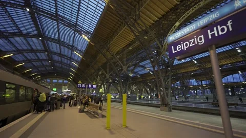 December 23, 2023. Leipzig, Germany. Leipzig Hauptbahnhof innen am Abend zur Stock Footage 262188917