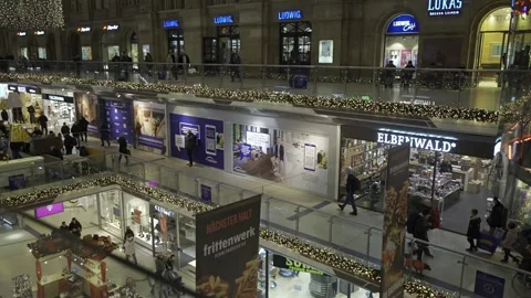 December 23, 2023. Leipzig, Germany. Leipzig Hauptbahnhof innen am Abend zur Stock Footage 262188947