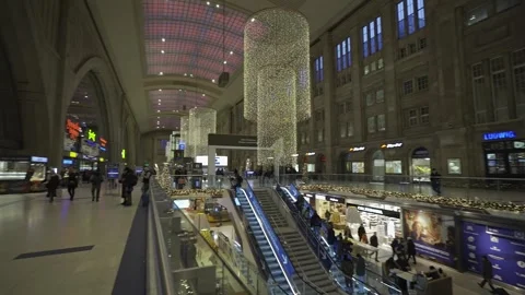 December 23, 2023. Leipzig, Germany. Leipzig Hauptbahnhof innen am Abend zur Stock Footage 262188959