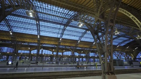 December 23, 2023. Leipzig, Germany. Leipzig Hauptbahnhof innen am Abend zur Stock Footage 262188975