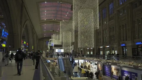 December 23, 2023. Leipzig, Germany. Leipzig Hauptbahnhof innen am Abend zur Stock Footage 262189012