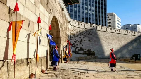 December 27, 2016: keeping Guard is Seoul Namdaemun traditional features. Vidéo 145966723