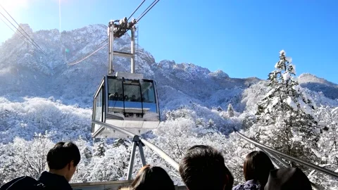 December 28, 2016: way cable cars down. Seoraksan National Park. Vidéo 145967115