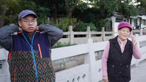 In December, a road along the winter river on the outskirts of Shanghai, China. Vidéo 300349264