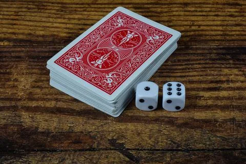 Deck of cards with dice on a table Foto stock