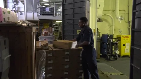 Deckhand distributes boxes of cargo onboard USS Harry S Truman  Vídeo Stock 91213380