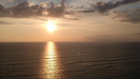 Decline of a drone at sunset on the background of the ocean with a golden trail 库存影片 129565315